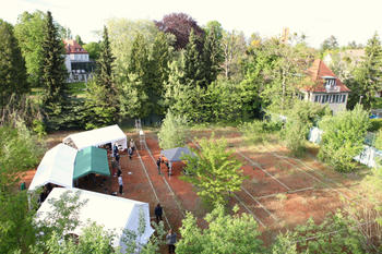 Eine kleine Zeltstadt auf einem ehemaligen Tennisplatz beherbergt die Proben des Collegium Musicum Berlin.